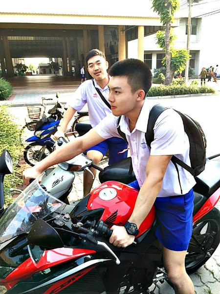 Nam sinh coi dong phuc, lo than hinh 6 mui gay sot-Hinh-6